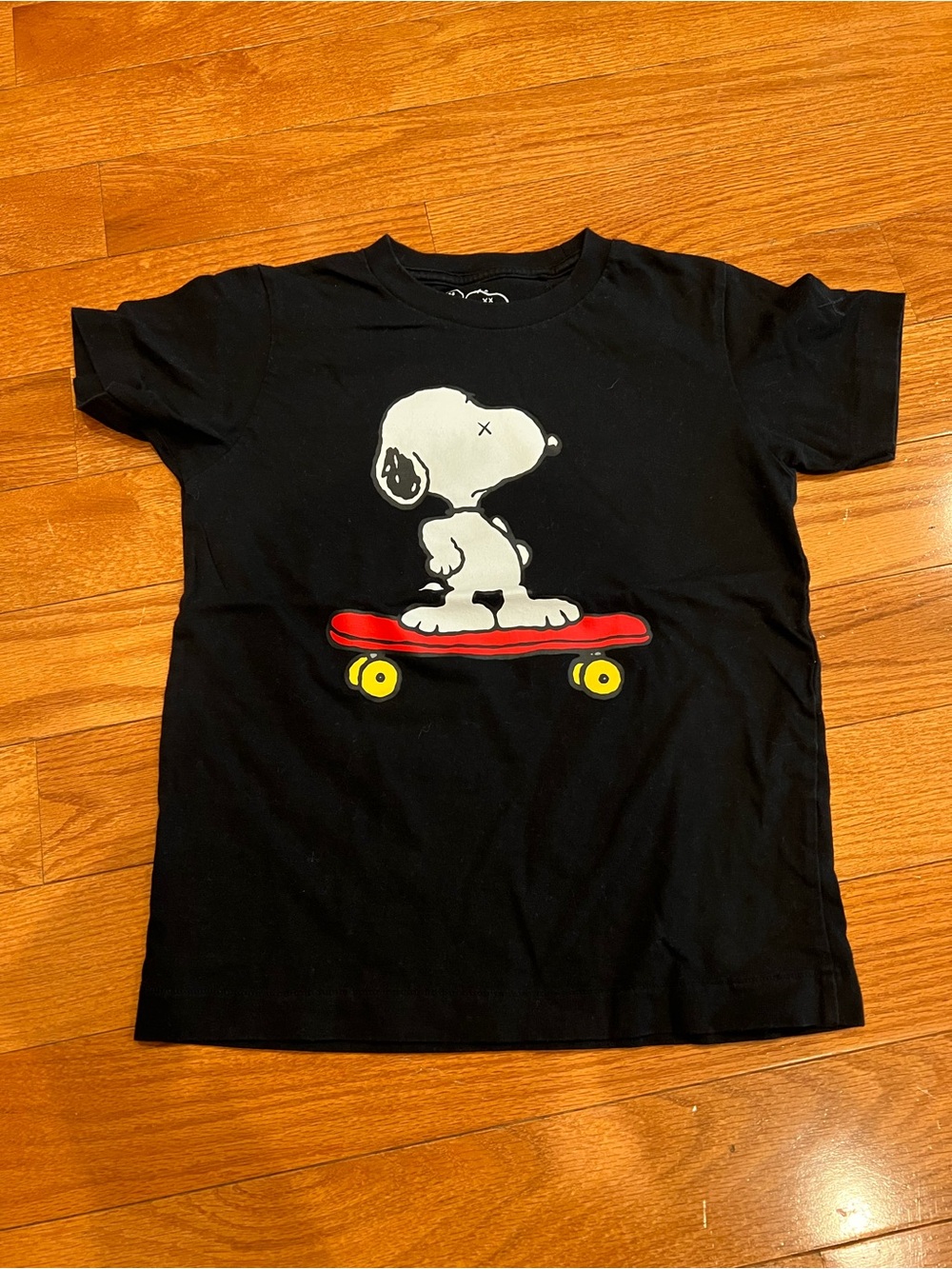 KAWS x Uniqlo Kids x Peanuts Snoopy Skateboarding Tee T shirt Size 7/8